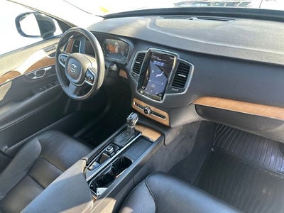 2022 Volvo XC90 T6 Momentum