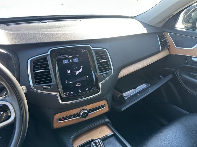 2022 Volvo XC90 T6 Momentum